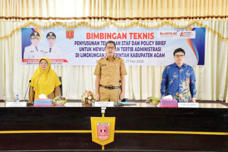 BIMBINGAN TEKNIS— Pemkab Agam menggelar kegiatan bimtek penyusunan telaahan staf dan policy brief, yang dibuka langsung oleh Sekda Agam diwakili Asisten Administrasi Umum, Hamdi, di Aula Utama Kantor Bupati Agam, Selasa (27/5).