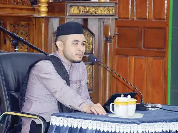 ASN Agam Dibekali Ilmu Salat, Ustadz Fakhril: Banyak yang Tidak Sah karena Kesalahan Teknis! 1 PENCERAMAH— Ustadz Fakhril Emil Habib menjadi penceramah pada kegiatan wirid mingguan Korpri Kabupaten Agam di Masjid Agung Nurul Falah, Padang Baru, Lubuk Basung, Jumat (16/5).