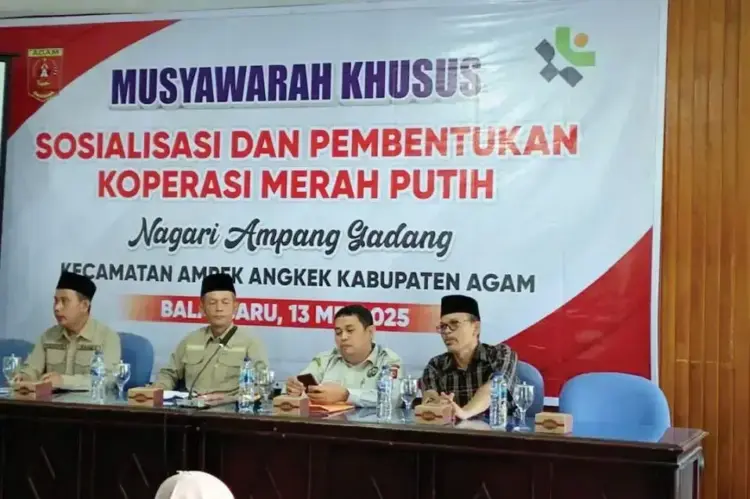 Agam Targetkan 92 Koperasi Merah Putih Rampung Akhir Mei 2025 1 SOSIALISASI— Sosialisasi dan pembentukan Koperasi Merah Putih di Nagari Ampang Gadang, Kecamatan Ampek Angkek, Kabupaten Agam, Selasa (13/5).