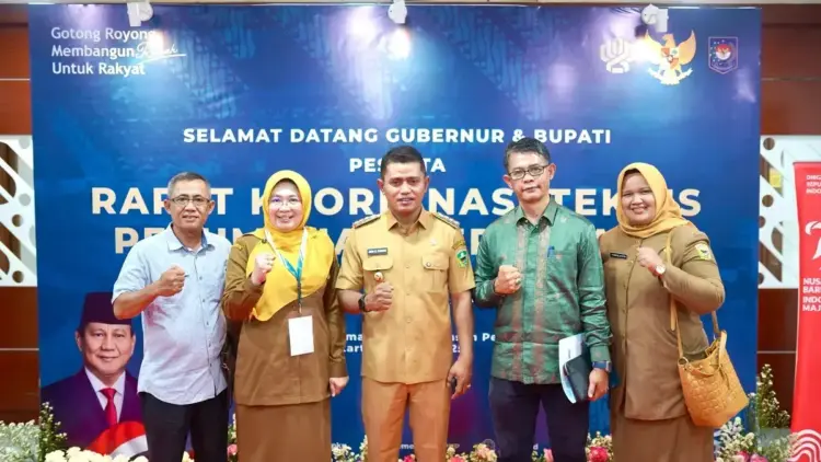 Pemkab Solok Komit Dukung Program Perumahan 1 FOTO BERSAMA— Bupati Solok Jon Firman Pandu menghadiri Rapat Koordinasi Teknis (Rakortek) Perumahan Perdesaan bersama kementerian terkait.