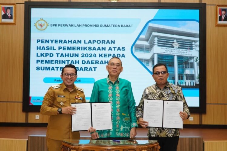 Untuk ke-13 Kali Berturut-turut, Pemkab Tanah Datar Kembali Pertahankan Opini WTP 1 PERTAHANKAN OPINI WTP— Bupati Tanahdatar Eka Putra dan Ketua DPRD Anton Yondra, berfoto bersama Kepala BPK RI Perwakilan Sumbar Sudarminto Eko Putro.