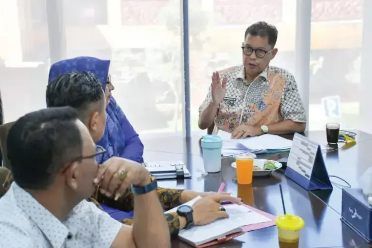 Tangani Premanisme dan Ormas Bermasalah, Pemkab Agam akan Bentuk Satgas Terpadu 1 ZOOM MEETING— Kepala Badan Kesbangpol, Bambang Warsito, didampingi Plt. Kepala Dinas Sosial, Dewi Afriani dan Plt. Kasat Pol PP, Fauzi mengikuti Zoom Meeting nasional yang digelar oleh Direktorat Jenderal Politik dan Pemerintahan Umum Kemendagri, Kamis (15/5).