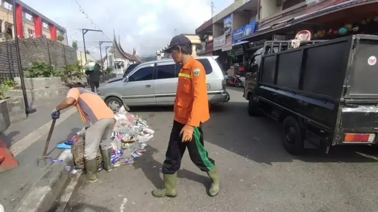 Petugas Kebersihan Ikuti Ujian CASN PPPK, Pemko Imbau Warga Tunda Buang Sampah 1 BERSIHKAN SAMPAH— Pasukan kuning atau petugas kebersihan tengah membersihkan sampah-sampah di ruas jalan dan kawasan pasar tradisional.