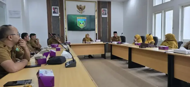 RAPAT—Pemerintah Kota lakukan Rapat Persiapan Verifikasi Faktual Data Kependudukan Masyarakat Padang Panjang di Ruang VIP Balai Kota, Senin (5/5).