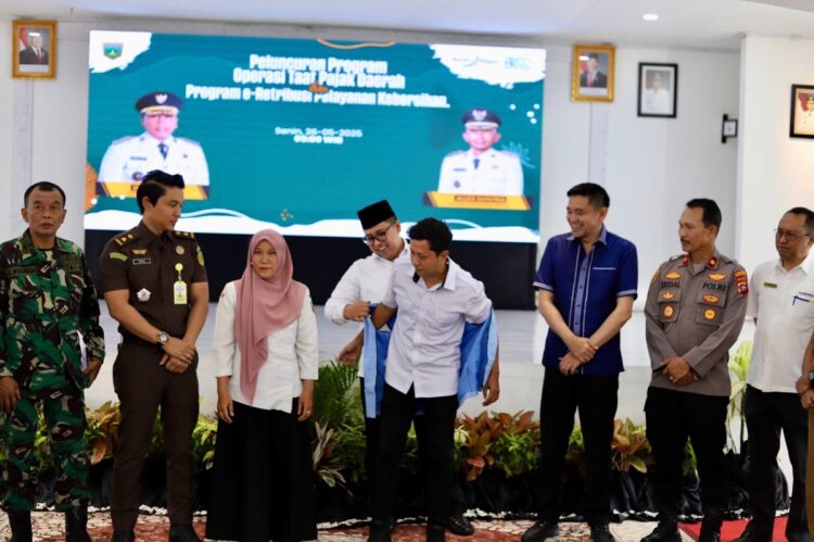OTP Daerah dan e-Retribusi Pelayanan Kebersihan Diluncurkan 1 LUNCURKAN OTP— Wali Kota Hendri Arnis MEluncurkan Operasi Taat Pajak (OTP) Daerah dan Program e-Retribusi Pelayanan Kebersihan, Senin (26/5), di Hall Lantai III Balai Kota.