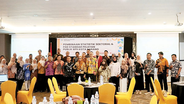 Pemko dan BPS Kota Padang Tingkatkan Kualitas Data Lebih Akurat dan Terintegrasi 1 FGD STANDAR PELAYAN PUBLIK— Asisten III Administrasi Umum Corri Saidan, membuka Pembinaan Statistik Sektoral dan FGD Standar Pelayanan Publik yang digelar BPS Kota Padang, Kamis (22/5). Kegiatan ini diikuti OPD Pemko Padang.