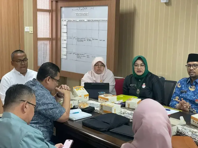 Dengan Tiga Provinsi di Sumatera, Pemprov Sumbar Terus Matangkan Rencana Kerja Sama Bidang Pangan 1 SAMBUTAN—Asisten Ekonomi Pembangunan Setdaprov Sumbar, Ary Yuswandi memimpin rapat rencana kerja sama di bidang pangan dengan Pemerintah Provinsi Jambi, Bengkulu, dan Lampung, di ruang kerja Asisten Ekonomi Pembangunan Setdaprov Sumbar, Jumat (2/5).