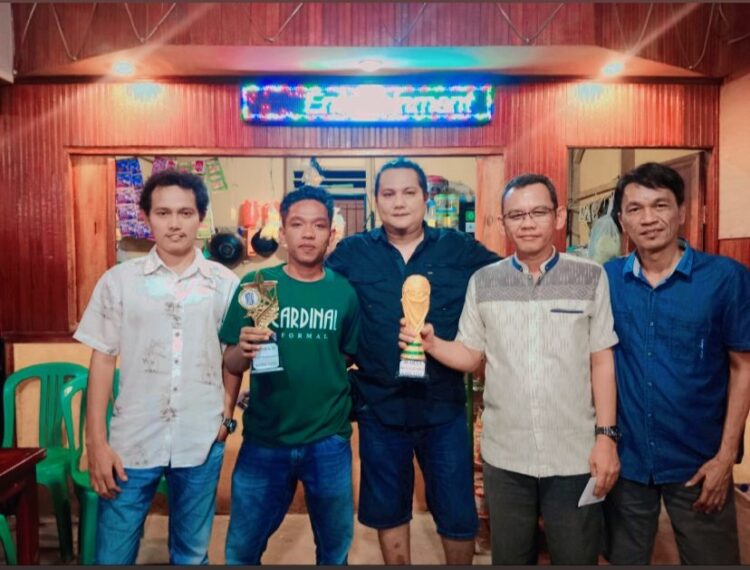 Turnamen Kartu Ceki Mini Meriahkan Kampung Koto Tuo, Pemuda Batang Kapas Ajak Warga Silaturahmi Lewat Hobi 1 FOTO BERSAMA— Ketua Panitia Pelaksana, Roni Eka Putra alias Baron, foto bersama pemenang Turnamen Kartu Ceki Mini yang digelar oleh para pemuda Kampung Koto Tuo, Nagari IV Koto Hile, Kecamatan Batang Kapas, Kabupaten Pesisir Selatan.