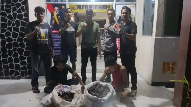 Bobol Gudang, Dua Sekawan Embat Getah Gambir 1 PENCURI— Dua pelaku pencurian getah gambir ditangkap Tim Reskrim Polsek Lengayang.