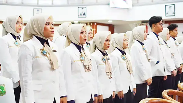 Sumpah Apoteker Unand, Awal Pengabdian 40 Profesional Muda untuk Bangsa 1 PENGAMBILAN SUMPAH— Sebanyak 40 apoteker baru resmi disumpah secara khidmat oleh Dekan Fakultas Farmasi Unand, Prof. apt. Fatma Sri Wahyuni, Ph.D. untuk siap mengabdikan diri kepada masyarakat dan bangsa, di Convention Hall Kampus Unand Limau Manis, Selasa (6/5).