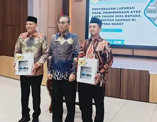 TERIMA PENGHARGAAN— Bupati Sabar AS bersama Ketua DPRD Kabupaten Pasaman Nelfri Asfandi saat menerima penghargaan Opini WTP, di kantor BPK RI Perwakilan Provinsi Sumatera Barat.