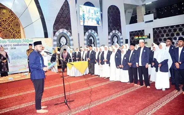 Pengurus Majelis Taklim Yasin Sumbar Periode 2025-2030 Dikukuhkan 1 PENGUKUHAN PENGURUS— Wali Kota Padang Fadly Amran, mengukuhkan Pengurus Majelis Taklim Yasin (MTY) Sumbar Periode 2025-2030, di Masjid Raya Syeikh Ahmad Khatib Al Minangkabawi, Minggu (11/).