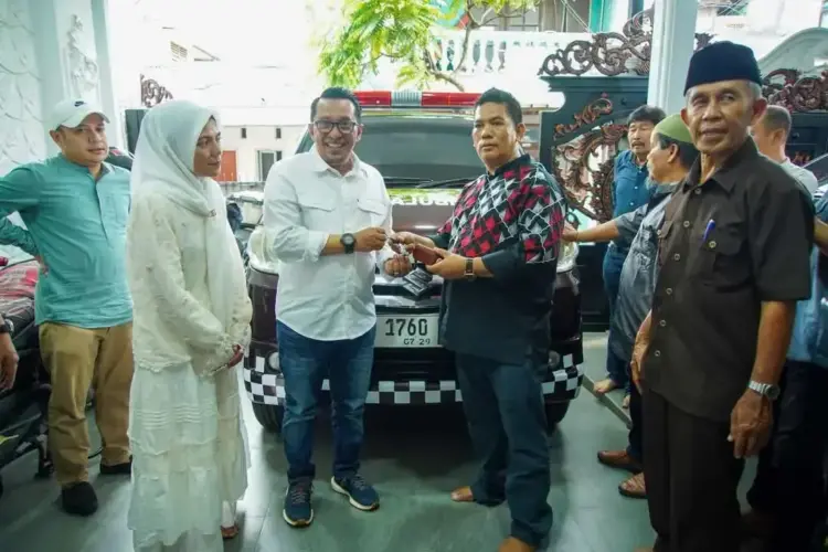 Perantau IKKS Serahkan Ambulans, Bupati: Sejalan dengan Program Pemeritah Daerah 1 BANTUAN AMBULANS— Bupati Taahdatar Eka Putra menerima satu unit mobil Ambulans dari perantau IKKS.