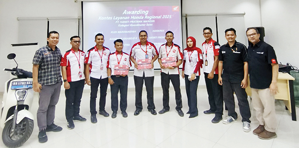 Perkuat Komitmen Layanan, Honda Hayati Gelar Kontes Layanan Honda Regional 2025 1 KONTES LAYANAN HONDA— PT. HPM selaku Main Dealer Sepeda Motor Honda wilayah Sumbar kembali menunjukan komitmennya untuk memberikan layanan terbaik kepada konsumen sepeda motor Honda dengan menggelar Kontes Layanan Honda Regional Sumbar.