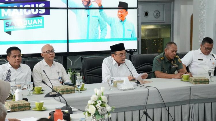 RAKOR TPID— Wakil Wali Kota Padang Maigus Nasir, memimpin Rakor TPID Kota Padang untuk memperkuat langkah pengendalian inflasi di tengah potensi lonjakan harga kebutuhan pokok yang kerap terjadi menjelang Hari Besar Keagamaan Nasional (HBKN).