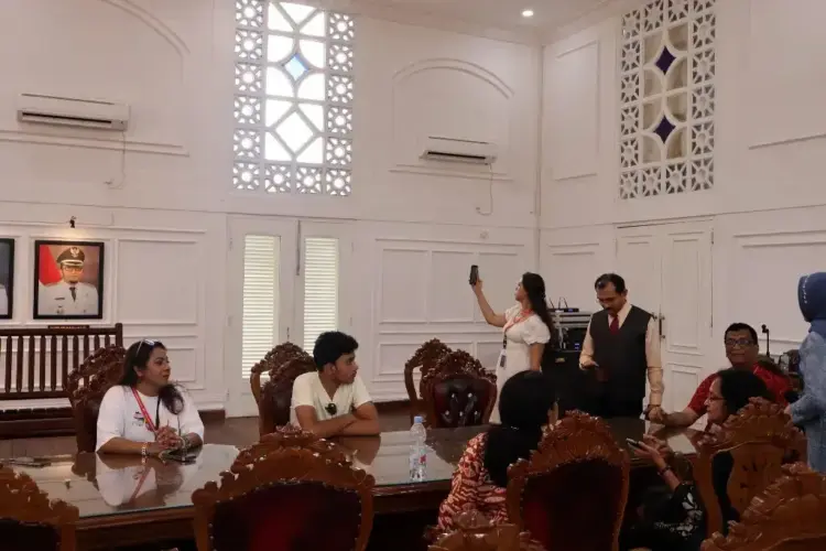 Peserta IMLF 2025 Telusuri Sejarah Kota Padang di Museum dan Galeri Arsip Statis 1 KUNJUNGI MUSEUM— Peserta IMLF 2025 diajak menelusuri jejak sejarah Kota Padang melalui kunjungan ke Museum dan Galeri Arsip Statis, Sabtu (10/5).