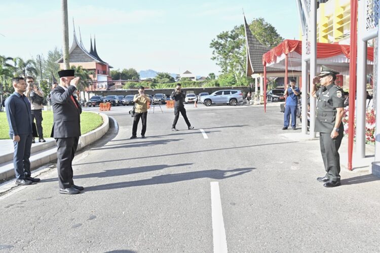 PERINGATAN HARKITNAS— Gubernur Sumbar Mahyeldi menjadi inspektur dalam upacara Peringatan Harkitnas ke-117, di halaman kantor Gubernur, Selasa (20/5) pagi.