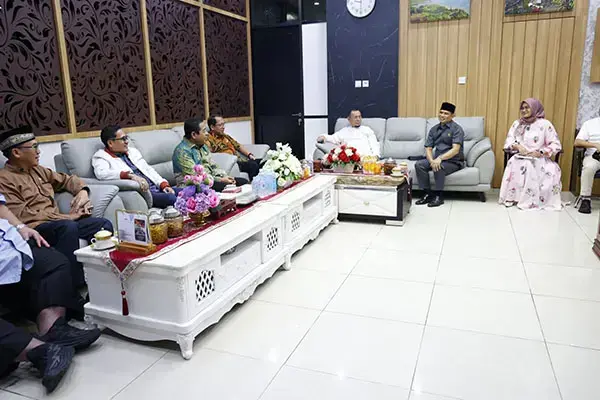 DPRD DKI Jakarta Kunjungi DPRD Sumbar, Ungkap Dampak Efisiensi Anggaran Terhadap Kinerja Dewan 1 menerima kunjungan— DPRD Provinsi Sumatera Barat (Sumbar) menerima kunjungan kerja DPRD DKI Jakarta. Rombongan diterima anggota DPRD Provinsi Sumbar, Daswanto dan Irsyad Syafar di ruang kerja sekretaris DPRD Provinsi Sumbar.