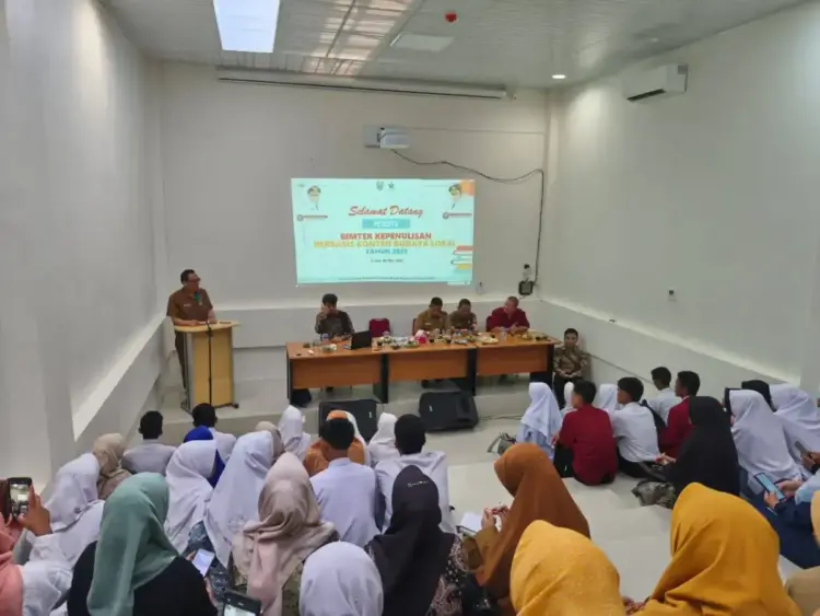 Pentingnya Penguatan Literasi Berakar Budaya Lokal 1 SAMBUTAN— Pelaksana Harian (Plh) Sekretaris Daerah Pasbar Dodi San Ismail, memberikan sambutan saat membuka kegiatan Bimbingan Teknis (Bimtek) Penulisan Berbasis Konten Budaya Lokal.