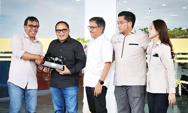 Ikon Baru Geliat Ekonomi Sumbar, Mall Terbesar di Sumbar Gunakan Semen Padang 1 SERAHKAN CINDERA MATA— Plt Dirut PT Semen Padang Pri Gustari Akbar (kiri,) menyerahkan cinderamata kepada pemilik Basko City Mall Basrizal Koto, saat Soft Opening Basko City Mall, Kamis (29/5). Basko City Mall merupakan pusat pembelajaan modern di Kota Padang yang bangunannya 100 persen dibangun menggunakan semen dari PT semen Padang.