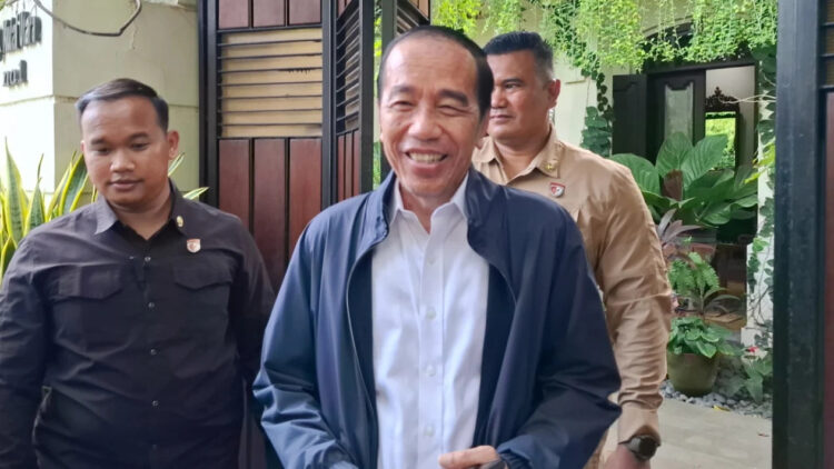 Tanggapi Survei 66,9 % Tak Percaya Ijazah Palsu, Jokowi: Logikanya Memang Masuk 1 WAWANCARA— Presiden ke-7 RI Joko Widodo atau Jokowi saat diwawancarai wartawan di kediamannya.
