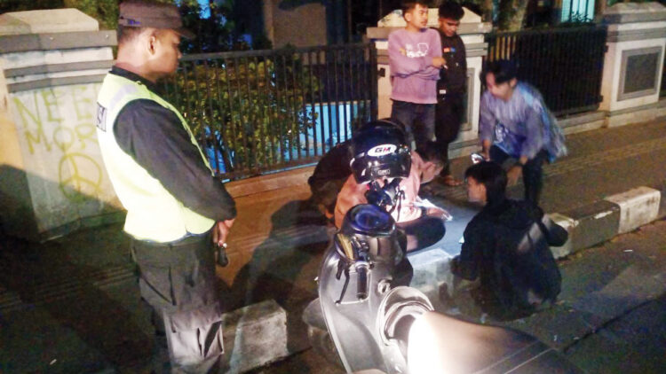 Polresta Bukittinggi Gelar Operasi Cipta Kondisi, Antisipasi Balap Liar di Akhir Pekan 1 OPERASI CIPKON— Dalam rangka menjaga kenyamanan dan keamanan masyarakat, Polresta Bukittinggi menggelar Operasi Cipta Kondisi pada Sabtu (17/5) malam. Kegiatan ini dilakukan sebagai langkah antisipasi terhadap kegiatan balap liar yang sering mengganggu ketertiban umum.