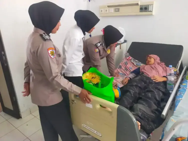 Pascakecelakaan Bus ALS, Polwan Polres Berikan Trauma Healing untuk Korban dan Keluarga 1 BERIKAN TRAUMA HEALING— Polisi Wanita (Polwan) Polres Padang Panjang memberikan dukungan psikologis berupa kegiatan trauma healing kepada para korban dan keluarganya di RSUD Padang Panjang, Rabu (7/5).