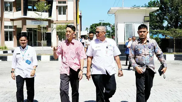 Pemko Tancap Gas untuk Dorong UMKM Naik Kelas, Potensi Rendang Padang Tidak hanya Lokal, Tapi Bisa Mendunia 1 KUNJUNGI SENTRA RENDANG— Direktur IKM Pangan, Furniture, dan Bahan Bangunan Kementerian Perindustrian RI, Bayu Fajar Nugroho melakukan kunjungan ke Sentra Rendang dan Rumah Kemasan di Lubuk Buaya, Kecamatan Koto Tangah, Rabu (7/5).