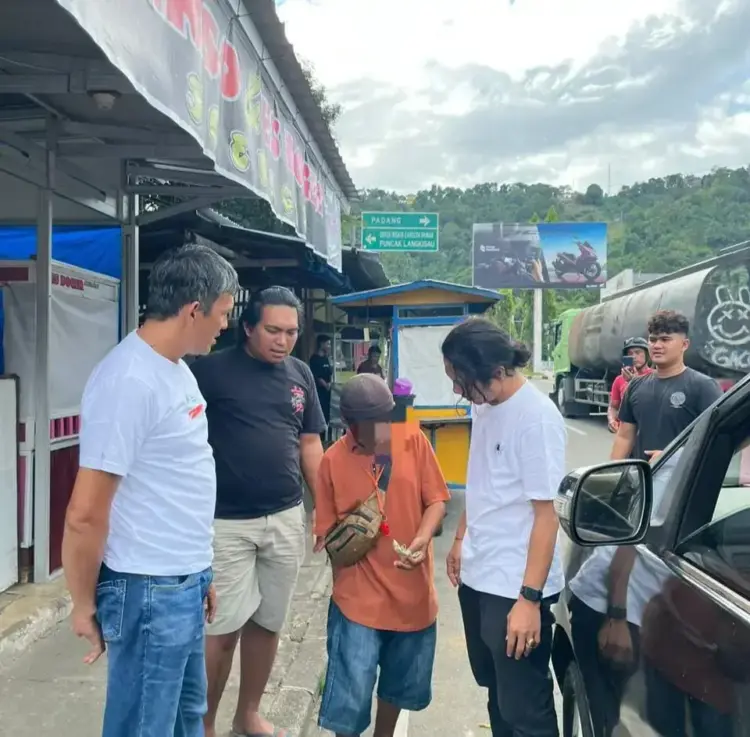 Berantas Aksi Premanisme, 5 Calo Penumpang Travel dan Juru Parkir Liar Diamankan 1 DIAMANKAN— Tim Satreskrim Polres Pessel mengamankan
calo penumpang travel dan juru parkir liar.