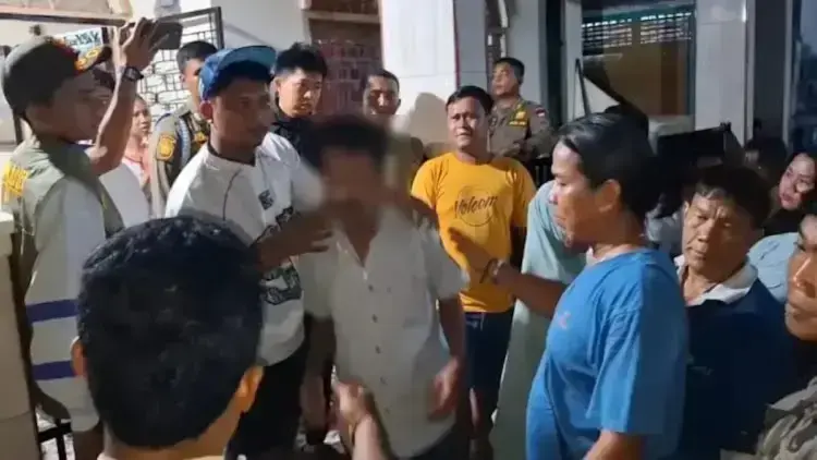 CABUL— Pelaku DS (60) diamankan warga usai dipergoki melakukan perbuatan tidak senonoh terhadap remaja laki-laki di Kecamatan Padang Timur,
 Kota Padang.