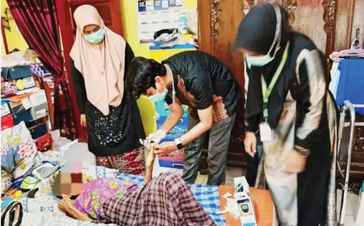 LAYANAN DOKTER WARGA— Program Dokter Warga yang telah berjalan lebih dua bulan, sudah melayani ratusan warga untuk mendapat layanan kesehatan.