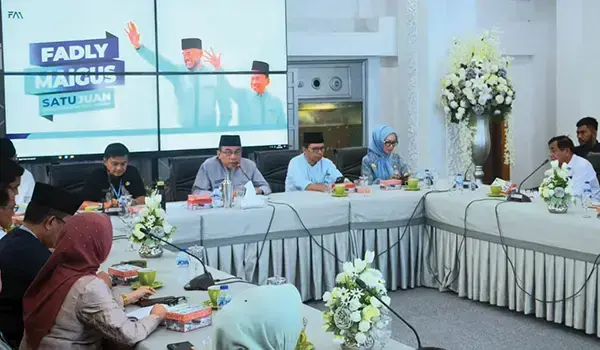Senin, Makan Bergizi Gratis Dimulai di Padang, Tahap Awal, Siapkan 3.500 Porsi Makanan Sehari 1 RAKOR PERSIAPAN MBG— Wakil Wali Kota Padang Maigus Nasir, memimpin rapat koordinasi persiapan pelaksanaan program MBG bersama perwakilan BGN, Mitra MBG, unsur perguruan tinggi, dan pimpinan OPD Pemko Padang, di Rumah Dinas Wali Kota, Jumat (16/5).