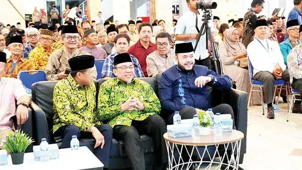 Progul Smart Surau, Solusi Membangun Masyarakat Religius dan Tangguh di Tengah Gempuran Digitalisasi 1 PEMANTAPAN SMART SURAU— Wali Kota Padang Fadly Amran dan Wawako Maigus Nasir saat menghadiri Musda ke-X Dewan Masjid Indonesia (DMI) Kota Padang. Wako meminta dukungan dari DMI untuk memantapkan progul Smart Surau.