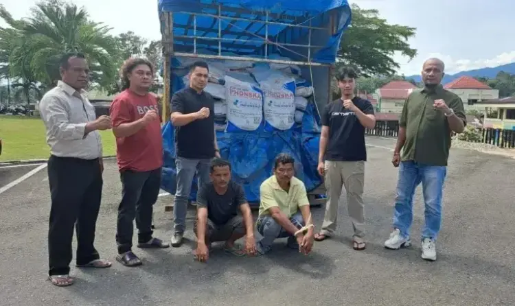 PUPUK— Dua pelaku penyelewengan pupuk bersubsidi ditangkap jajaran Satreskrim Polres Sijunjung.