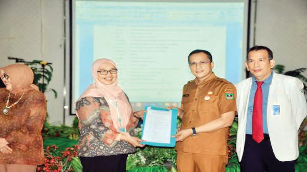 RSAM Bukittinggi Menuju Kelas A, Perkuat Layanan Rujukan di Sumbar 1 PENILAIAN VISITASI KESESUAIAN— Direktur Rumah Sakit Umum Daerah (RSUD)
Dr. Achmad Mochtar (RSAM) Bukittinggi, drg. Busril, MPH menerima penilaian visitasi
kesesuaian dari Kemenkes terkait menuju kenaikan Kelas Type A