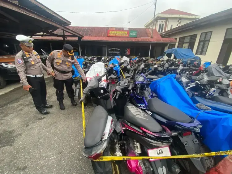 Ratusan Kendaraan TerjaringAksi Balap Liar Menumpuk di Mapolres 1 MENUMPUK— Ratusan kendaraan roda dua terjaring dalam aksi balap liar di Jalan Sukarno Hatta, Payakumbuh sejak beberapa bulan terakhir, kini menumpuk di Markas Polres Payakumbuh.