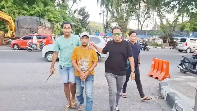 Brutal! Juru Parkir Bacok Sepupu, Cekcok Gegara Rebutan Lahan Parkir, Korban Luka di Wajah dan Kepala 1 BACOK— Pelaku Dian (41) yang tega membacok sepupunya diamankan Tim Klewang Polresta Padang.