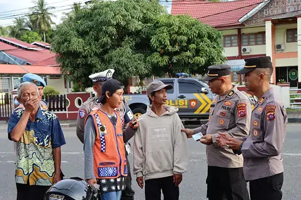 Regu Siaga Polres Sijunjung Bersama TNI dan Satpol PP, Tiga Juru Parkir Liar Ditertibkan 1 PENERTIBAN JURU PARKIR LIAR— Tim gabungan Polres Sawahlunto mengamankan juru parkir liar dan meminta identitasnya.