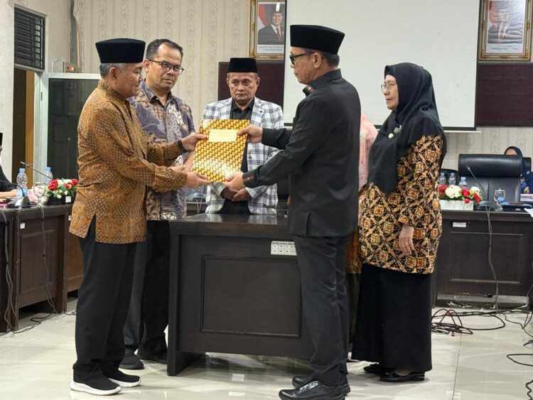 SAMPAIKAN REKOMNDASI— Ketua DPRD Kota Solok Fauzi Rusli menyerahkan rekomendasi Perubahan OPD kepada Wakil Wali Kota Solok Suryadi Nurdal, di gedung DPRD Kota Solok.