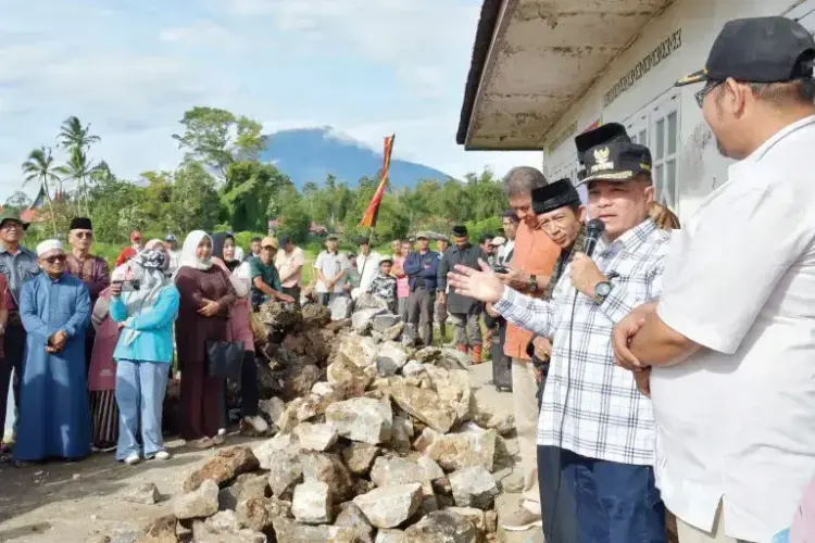 Dorong Ketahanan Pangan dan Mobilitas Warga, Jalan Usaha Tani Nagari Gadut Diresmikan 1 PERESMIAN JALAN USAHA TANI— Bupati Agam, Benni Warlis meresmikan pembukaan jalan usaha tani, di Nagari Gadut, Kecamatan Tilatang Kamang, Minggu (11/5).