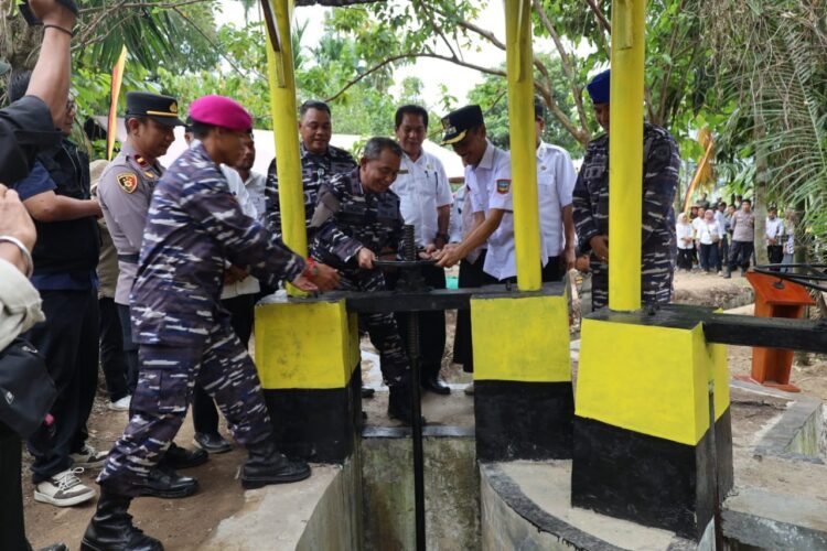 Revitalisasi Irigasi Sako Selatan Rampung, Wabup: Warga dan Pemkab Ucapkan Terima Kasih 1 PERESMIAN— Danlantamal II Laksamana Pertama TNI Sarimpunan Tanjung, memutar kemudi pintu air irigasi saat peresmian dilanjutkan dengan menandatangani prasasti, di Jorong Sungai Talu, Nagari Sako Selatan, Pasia Talang, Kecamatan Sungai Pagu, Pemerintah Kabupaten Solok Selatan, Rabu (28/5).
