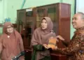 Lahir dari Kegemaran Dunia Tulis Menulis, Kepsek SMP 9 SawahluntoTerbitkan Buku Puisi 11 Lahir dari Kegemaran Dunia Tulis Menulis, Kepsek SMP 9 SawahluntoTerbitkan Buku Puisi