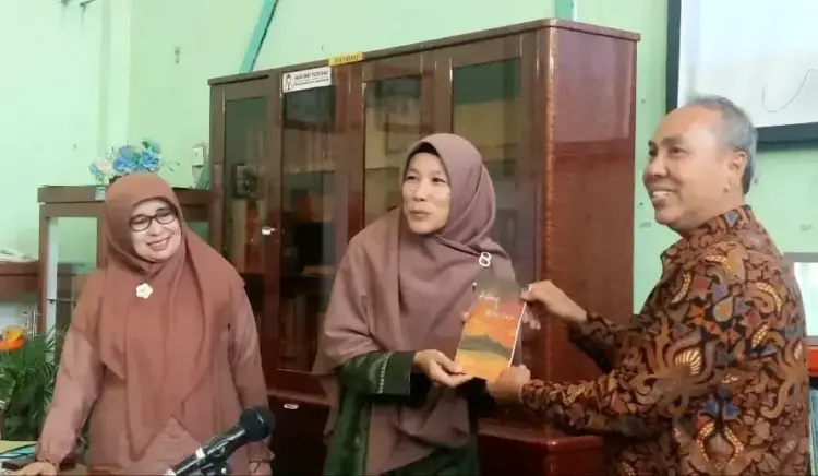 Lahir dari Kegemaran Dunia Tulis Menulis, Kepsek SMP 9 SawahluntoTerbitkan Buku Puisi 1 SERAHKAN BUKU PUISI—Kepala SMP 9 Sawahlunto Ria Indah Susanti, menyerahkan buku puisi yang merupakan hasil karyanya tersebut
kepada Jhon Hendri Kepala Dinas Perpustakaan dan Kearsipan Kota Sawahlunto.