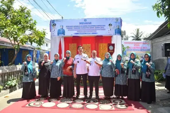 Lomba Dasawisma Berprestasi Tingkat Sumbar, Tim Penilai Lakukan Verifikasi Lapangan di Desa Talawi Hilie 1 VERIFIKASI LAPANGAN— Wako Sawahlunto Riyanda Putra bersama Ketua TP-PKK Ny. Yori Riyanda Putra menyambut kedatangan Staf Ahli TP-PKK Provinsi Sumatera Barat, Ny. Dianita Maulin Vasko.