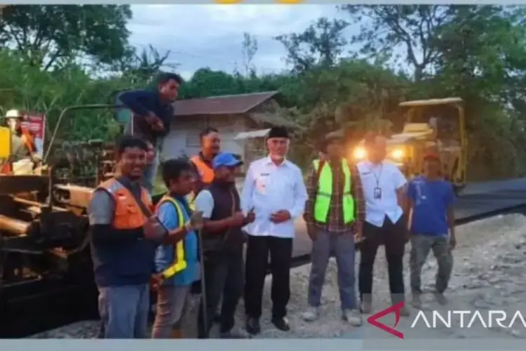 PERBAIKAN JALAN— Gubernur Sumatera Barat Mahyeldi saat melakukan peninjauan perbaikan jalan Manggopoh—Padang Lua .
