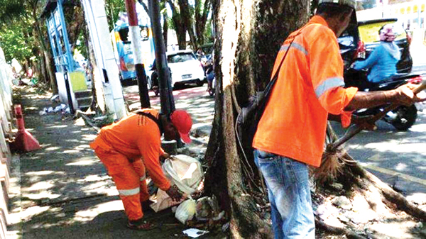 Wako Padang Geram Sampah Berserakan di Rute CFD 1 BERSIHKAN SAMPAH— Petugas kebersihan Dinas Lingkungan Hidup (DLH) Kota Padang menyapu dan membersihkan sampah yang berserakan di ruas jalan atau rute Car Free Day )CFD), Minggu (18/5) pagi.