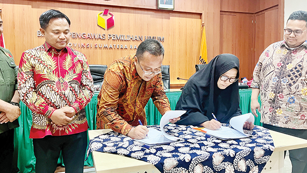 Sepakat Wujudkan Pengawasan Partisipatif Berkualitas, Pertama di Indonesia, Bawaslu dan FJPI Sumbar Teken MoU 1 TEKEN MOU— Ketua Bawaslu Sumbar Alni (dua dari kiri) bersama Ketua FJPI Sumbar Nita Indrawati (dua dari kanan) menandatangani MoU kesepakatan kerja sama untuk mewujudkan pengawasan partisipatif yang berkualitas, disaksikan Ketua Bawaslu RI Rahmat Bagja (kanan) dan anggota Bawaslu Sumbar Khadafi, Sabtu (17/5).