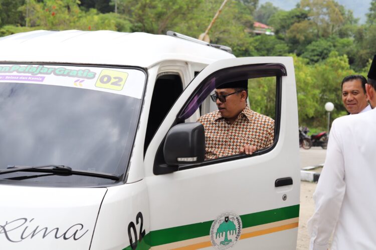 Wako Hendri Arnis Naik Angkot, Satu Hari untuk Rakyat, Hidupkan Ekonomi Transportasi Lokal 1 NAIK ANGKOT— Wali Kota Padang Panjang naik angkot menuju tempat kerjanya di Balaikota, Rabu (28/5. Kebijakan ”Sehari Naik Angkot” ini mulai berlaku setiap hari Rabu, di mana seluruh ASN dan non-ASN di lingkungan Pemerintah Kota diimbau menggunakan transportasi umum seperti angkot, ojek, atau taksi online dalam perjalanan ke dan dari kantor.