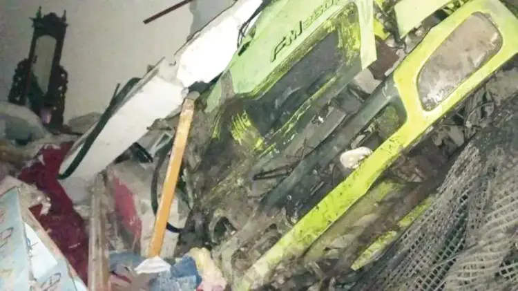 2 Pekan Pascakecelakaan yang Merenggut Nyawa 2 Balita di Padangbesi, Polisi Evakuasi Truk CPO Maut 1 TABRAK RUMAH— Satu unit truk tangki CPO mengalami rem blong hingga menabrak rumah di Jalan Raya Padang - Solok, Kelurahan Padang Besi, Kecamatan Lubuk Kilangan. Akibat kecelakaan ini, membuat dua orang meninggal dunia, dan dua orang luka ringan. Senin (5/5) pagi, aparat kepolisian akhirnya mengevakuasi truk maut tersebut.