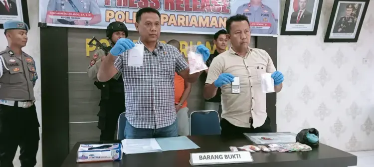 Digerebek, Bandar Narkoba Sembunyi di Loteng Rumah, Ratusan Paket Sabu Disita 1 SABU— Kasatresnarkoba Polres Pariaman, Iptu Darmawan perlihatkan barang
bukti sabu hasil penangkapan pelaku REV.